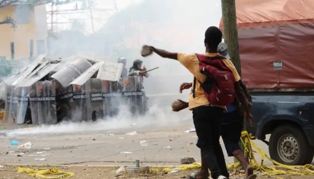 Migrantes se enfrentan a policías en Tapachula Chiapas 