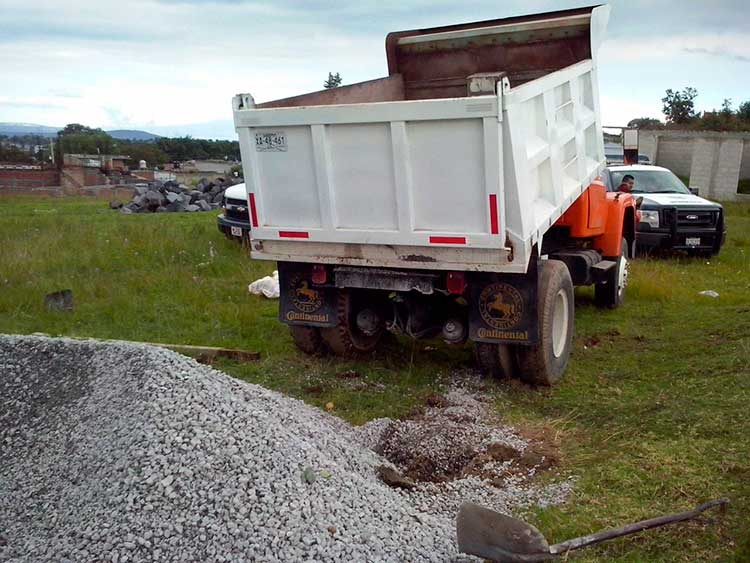 Hombre muere aplastado por la caja de volteo en Tlahuapan