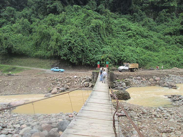 Muere mujer al caer de puente colgante en Huauchinango