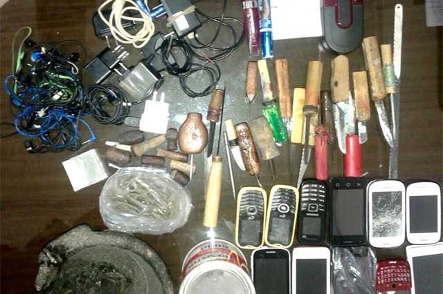 Decomisan celulares, armas y droga en Cereso de Tecamachalco