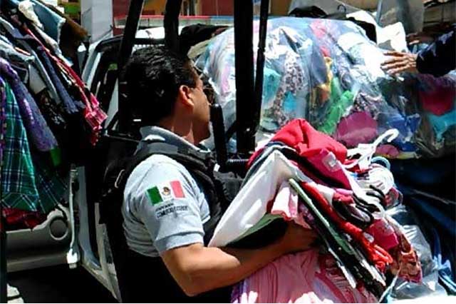 Decomisan ropa ilegal de USA en comercios de Tehuacán