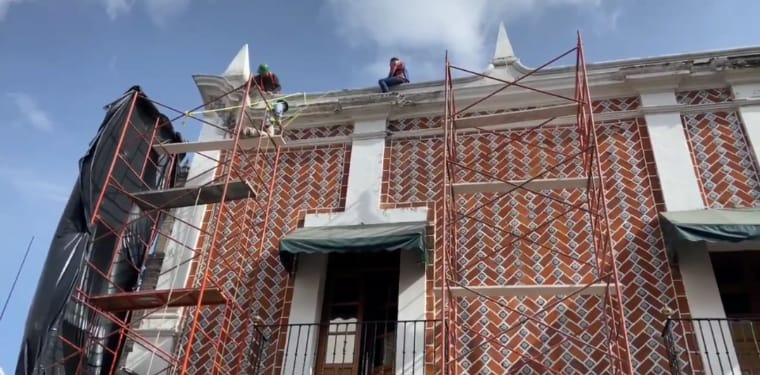 VIDEO Ayuntamiento de Puebla repara cornisas del antiguo Palacio Federal