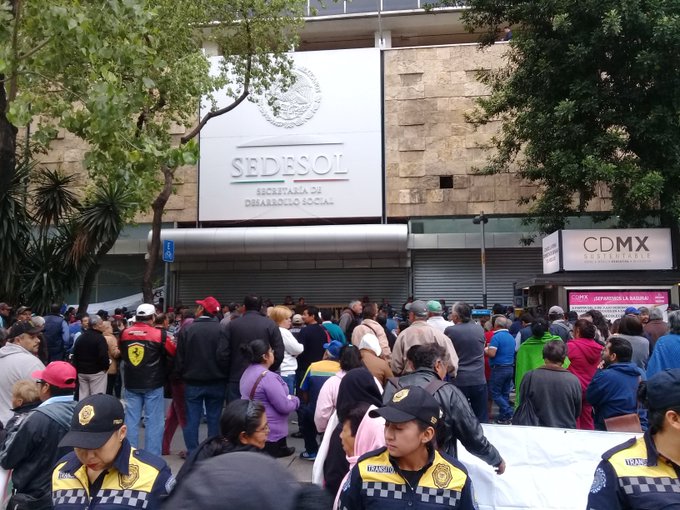 SME bloquea Paseo de la Reforma; piden seguridad social