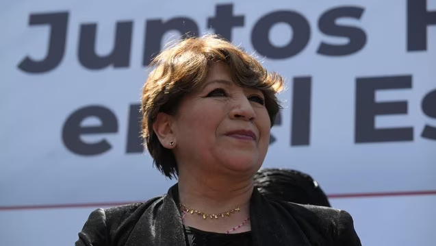 Delfina le saca