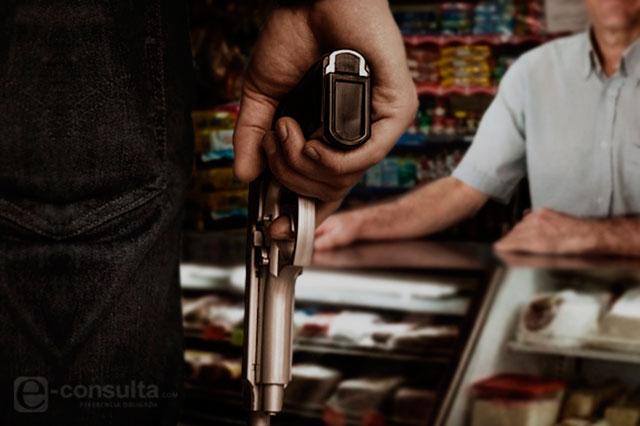 Con un arma y una unidad robada detiene a dos personas en Huixcolotla