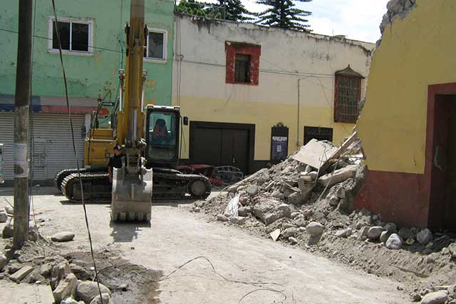 Inician demoliciones de viviendas afectadas tras el sismo en Atlixco