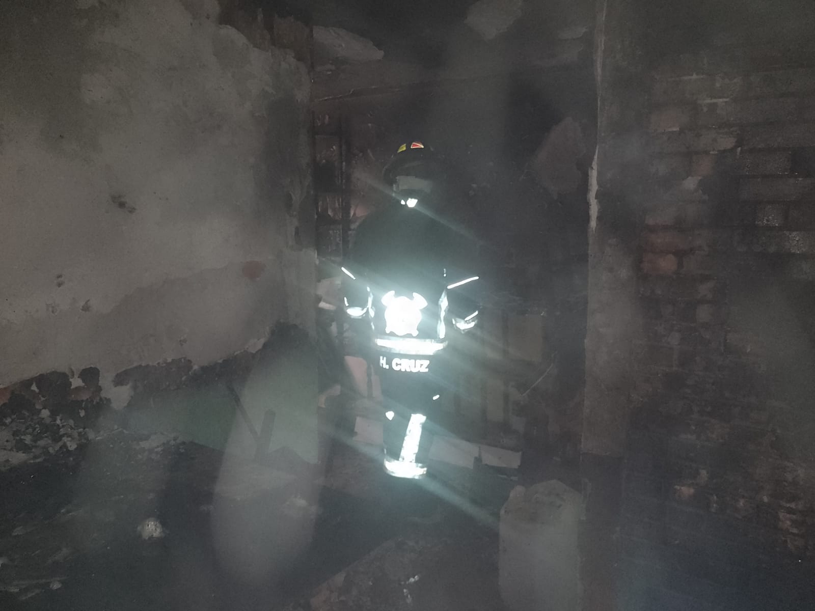 Incendio acaba con interior de departamento en Texmelucan