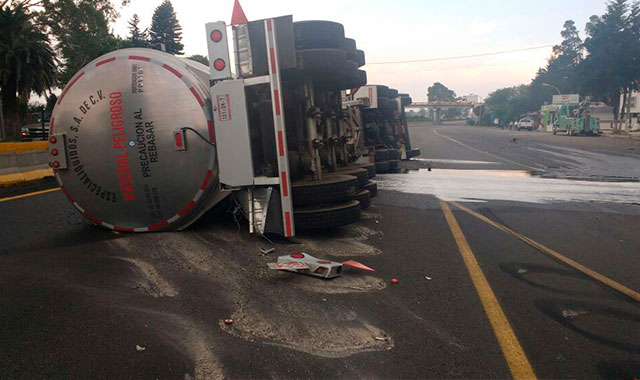 Pipa se voltea con 46 mil litros de diésel en la autopista México-Puebla