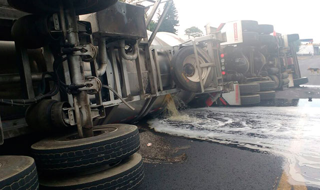 Pipa se voltea con 46 mil litros de diésel en la autopista México-Puebla