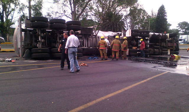 Pipa se voltea con 46 mil litros de diésel en la autopista México-Puebla