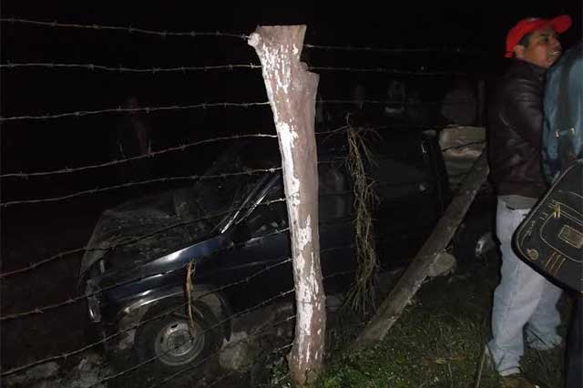 Derriba portón y barda en Zacapoaxtla tras chocar su auto