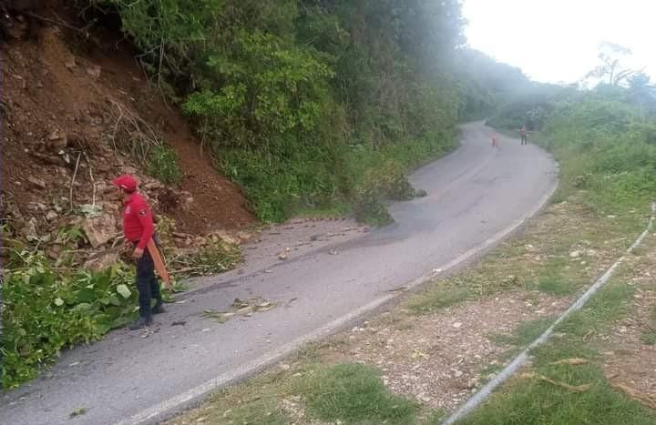 Lluvias afectan caminos de la Sierra Norte