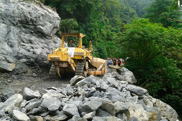 Abren paso tras derrumbe en la Pezmatlán-Tlatlauquitepec