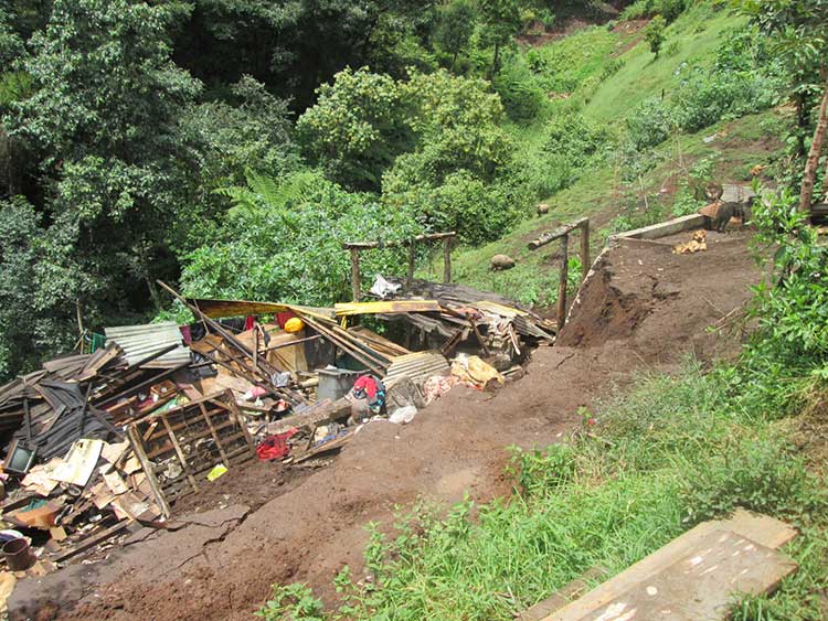 Derrumbe en Huauchinango deja el saldo de una mujer muerta