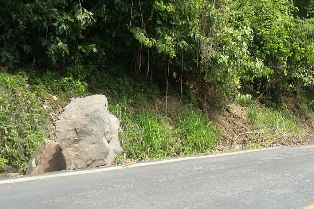 Advierten sobre riesgo de derrumbe de rocas en la México-Tuxpan tras constantes lluvias