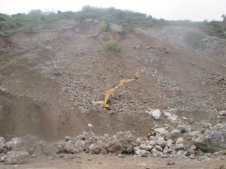 Obrero muere sepultado en derrumbe de cerro en Huauchinango