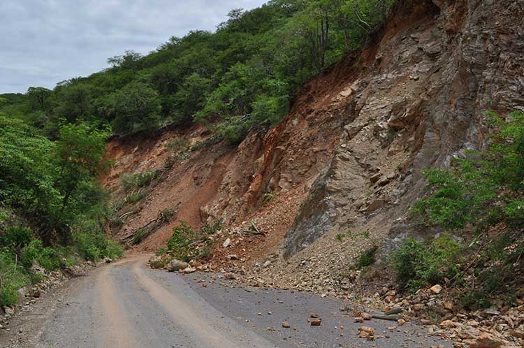 Incomunicadas dos poblaciones en Axutla por derrumbe de cerros