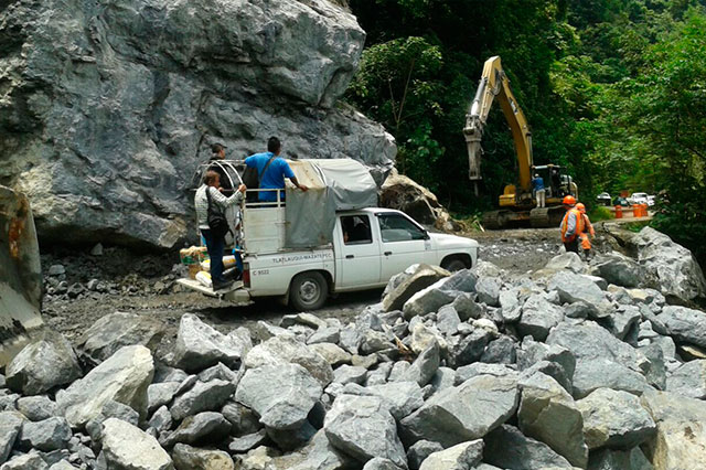 Abren paso tras derrumbe en la Pezmatlán-Tlatlauquitepec