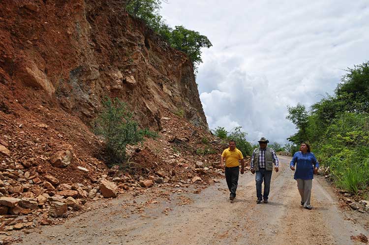 Incomunicadas dos poblaciones en Axutla por derrumbe de cerros