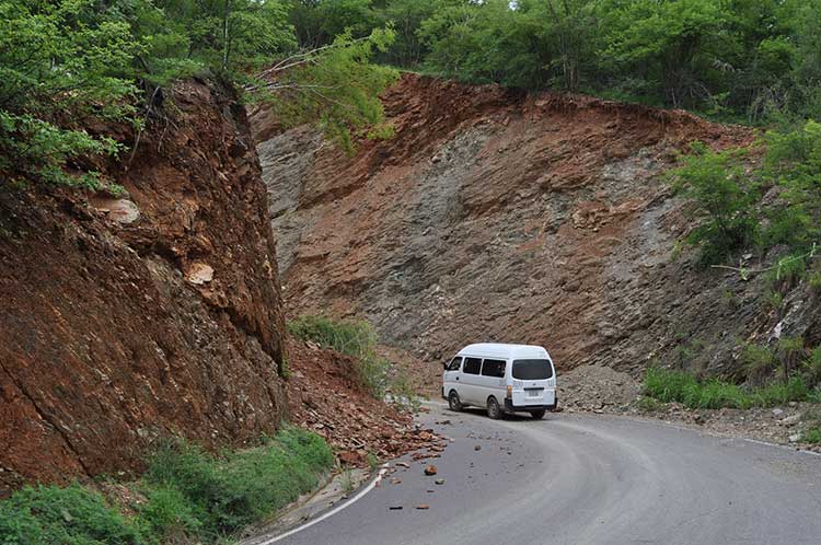 Incomunicadas dos poblaciones en Axutla por derrumbe de cerros