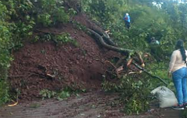 Deslave obstruye el camino Villa Juárez- Izcatlán en Xicotepec