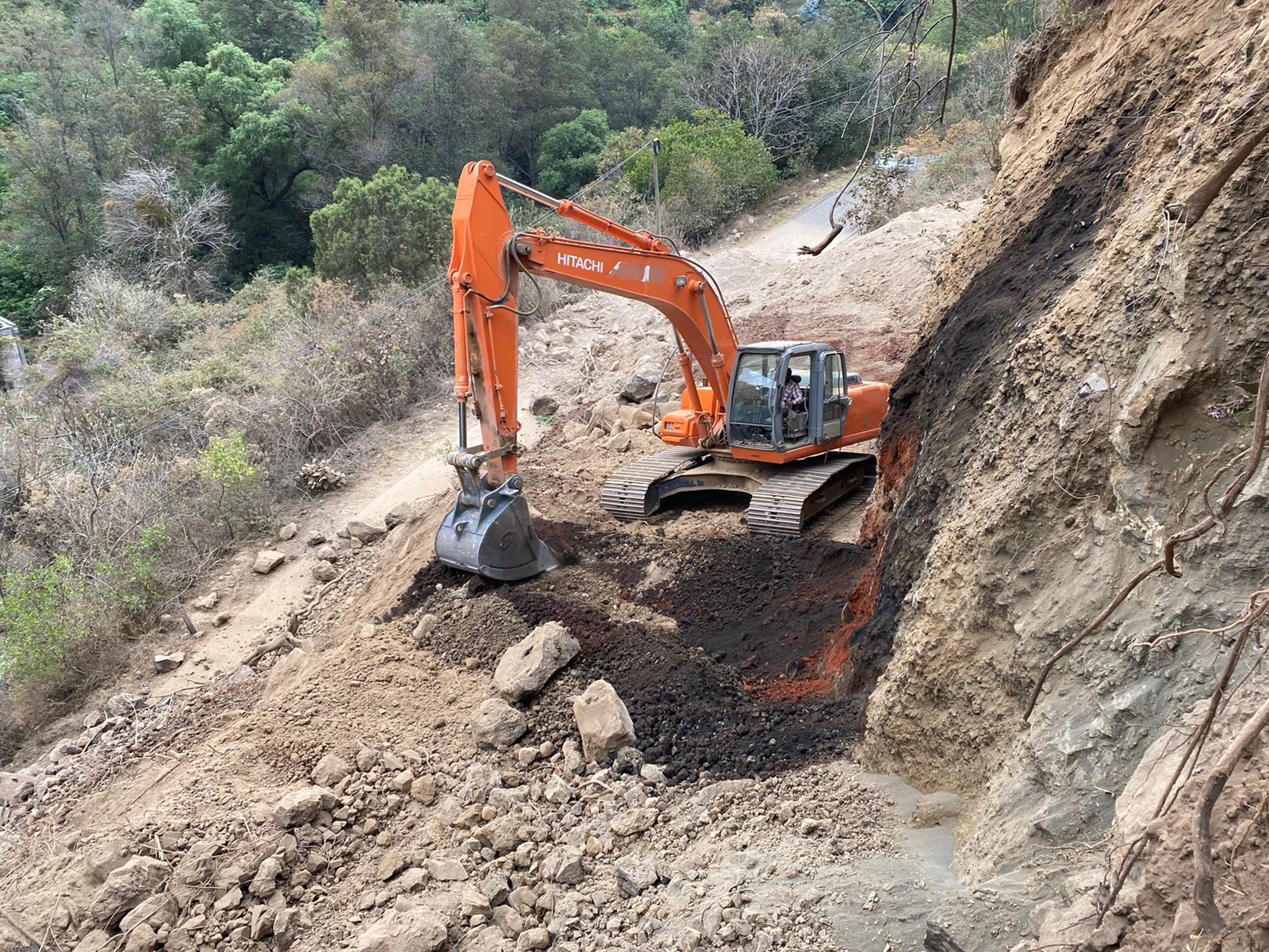 Derrumbe bloquea camino Tochimizolco-San Martín Zacatempa