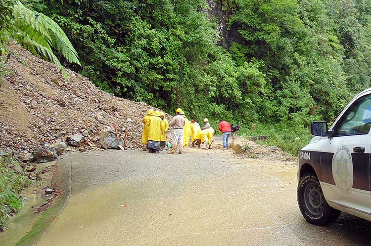 Derrumbe provocan cierre temporal de carretera en Tlatlauquitepec