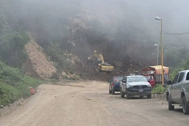 Falta de maquinaria y retrasos: Así avanza la limpieza del derrumbe en Cumbres de Maltrata