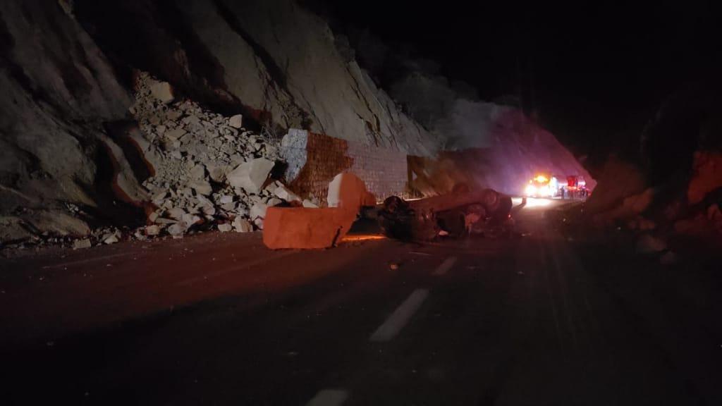 Seis lesionados por derrumbe en la carretera Cuacnopalan-Oaxaca