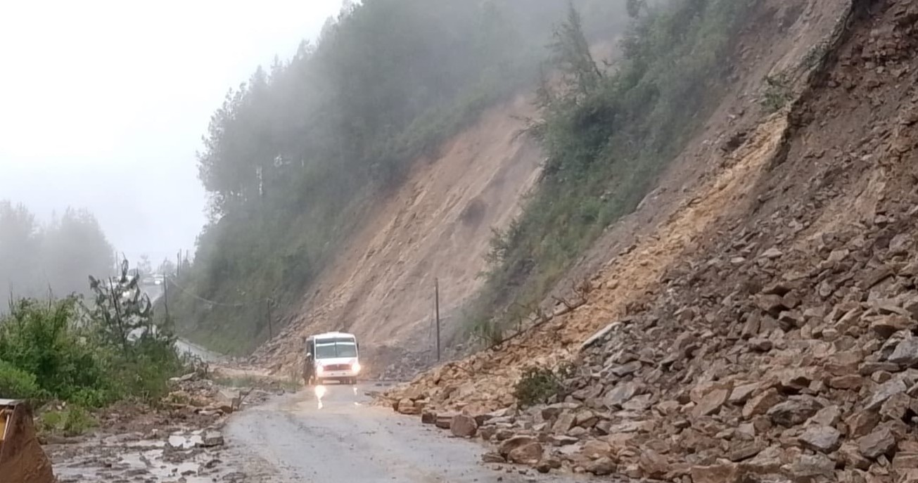 Nuevamente lluvias generan derrumbe en tramo Chichicapa-Alcomunga en la Sierra Negra