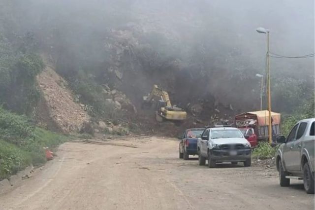 Ocho personas rescatadas por derrumbe en la Acatzingo-Cd Mendoza