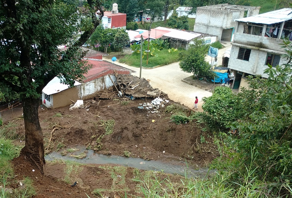 Desgajamiento daña par de viviendas en colonias de Huauchinango