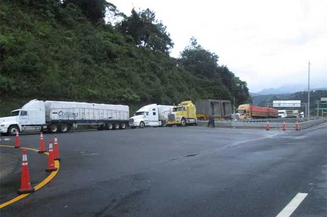 Derrumbes ocasionan cierre de autopista México-Tuxpan