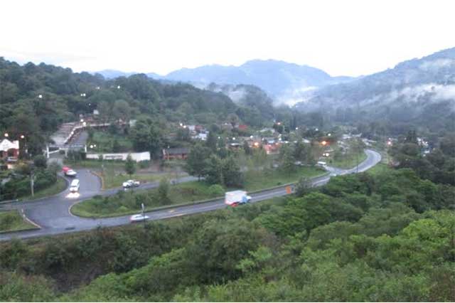 Derrumbes ocasionan cierre de autopista México-Tuxpan