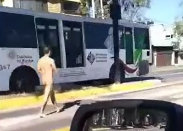 VIDEO Joven se pasea desnudo en carril de metrobús frente a la BUAP