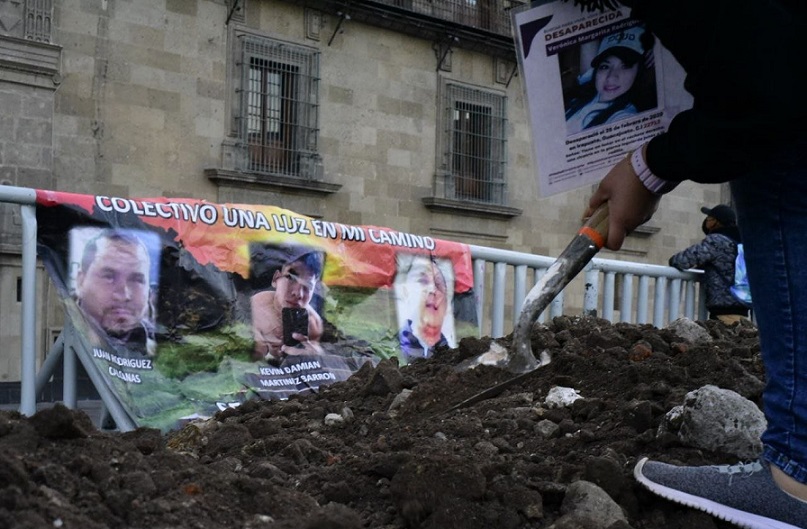 Recrean fosas de desaparecidos frente al Palacio de Obrador