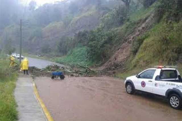 Cerro se deslava por lluvias en Teziutlán, no hubo heridos