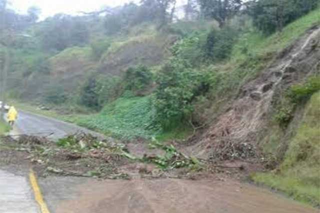 Cerro se deslava por lluvias en Teziutlán, no hubo heridos