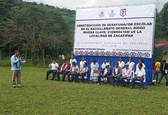 Encabeza edil de Cuetzalan construcción de desayunador en Zacatipan