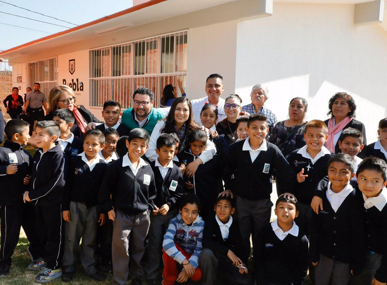 Claudia Rivera inauguró dos desayunadores escolares