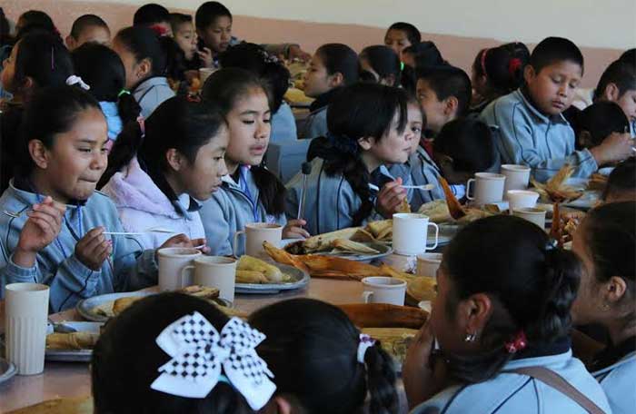 Celebran temporada de muertos en internado de Zacapoaxtla