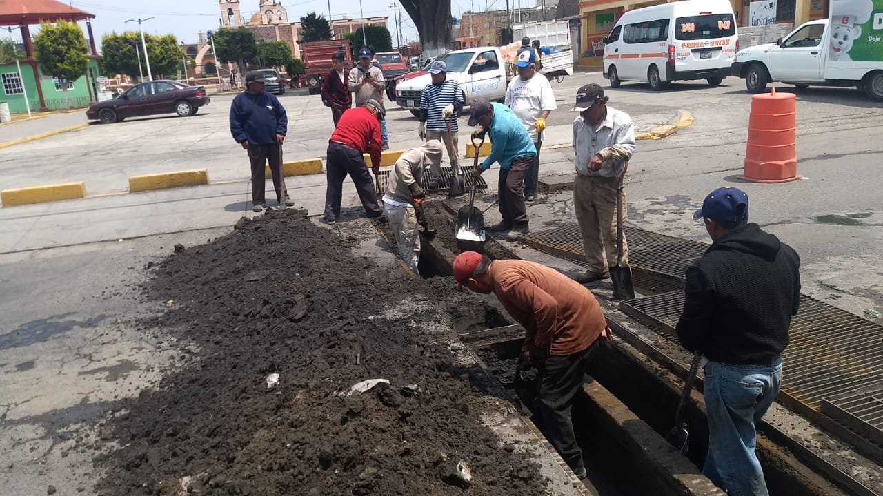 Inicia desazolve en calles de San Juan Tuxco, en San Martín