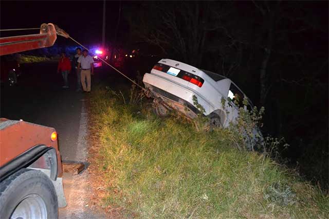 Auto se desbarranca y deja 2 heridos en Zacapoaxtla