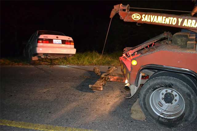 Auto se desbarranca y deja 2 heridos en Zacapoaxtla