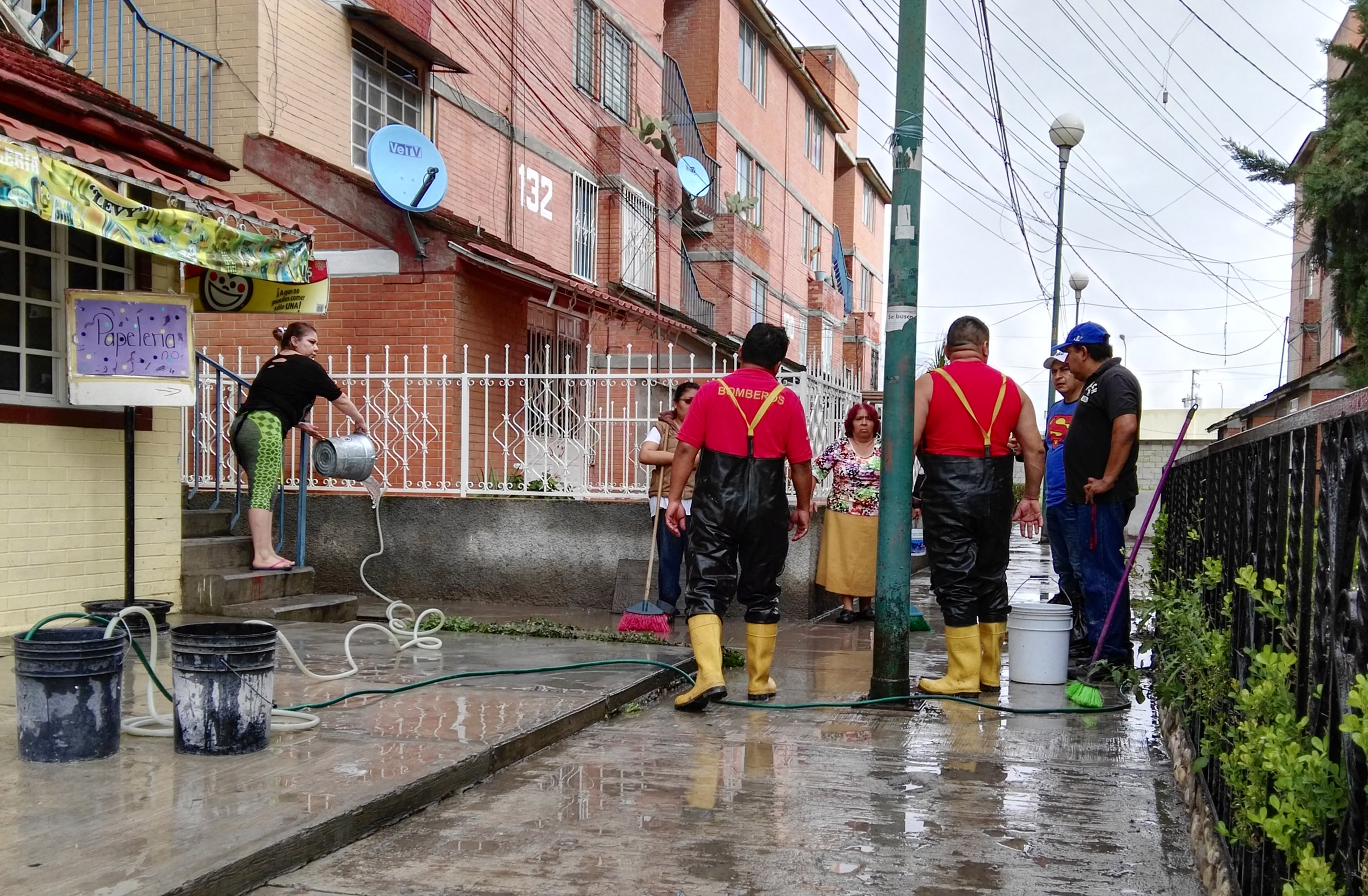Desbordamiento de dren inunda casas y escuela en Tehuacán