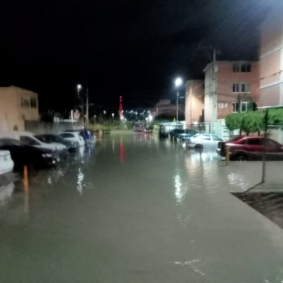 Se desborda dren de Valsequillo e inunda autos y casas en Tehuacán  