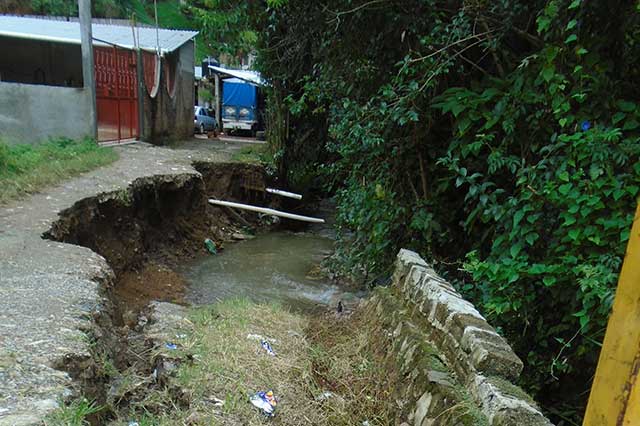 Agua derriba muro de contención de arroyo en Cerrada Colón
