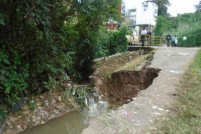 Agua derriba muro de contención de arroyo en Cerrada Colón