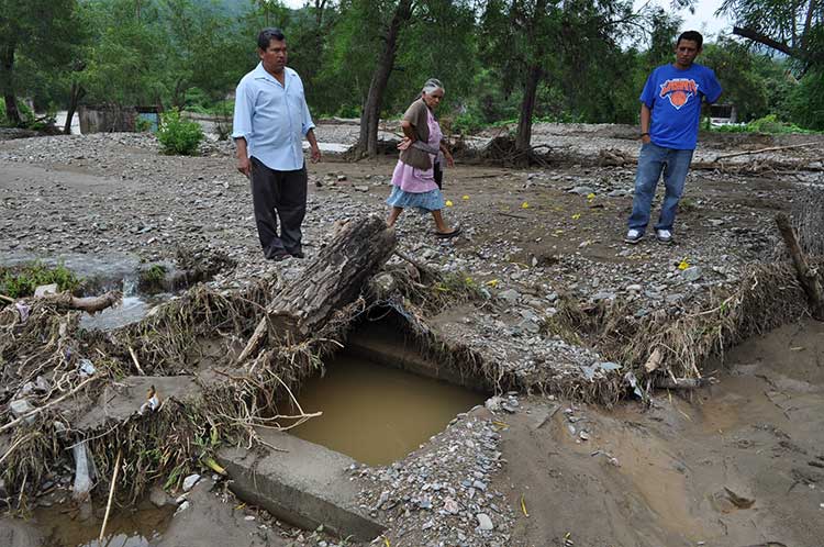 Se desbordan barrancas de la presa Boqueroncito; 30 viviendas afectadas