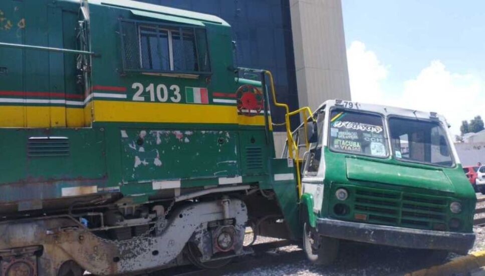 VIDEO Microbús intenta ganarle el paso a un tren y termina embestido